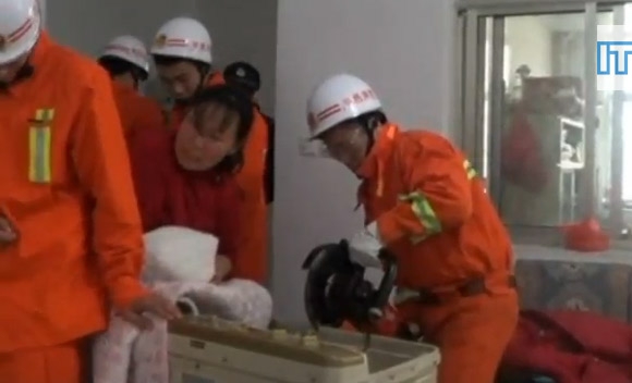 Cắt đôi máy giặt giải cứu bé gái tinh nghịch