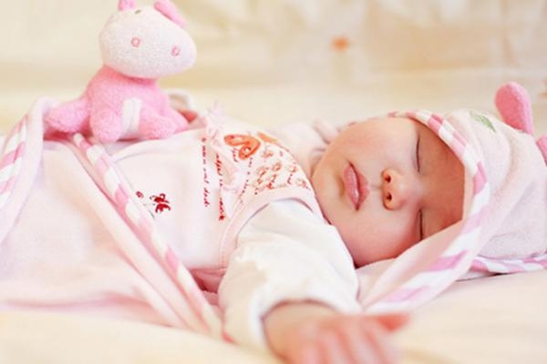 Giặt quần áo sơ sinh đúng cách với máy giặt.