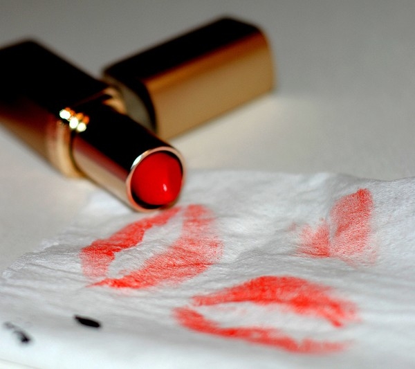 Mẹo giúp loại bỏ những vết bẩn mỹ phẩm trên quần áo.