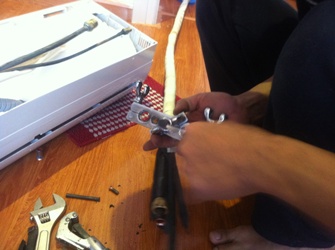 Thợ tháo lắp điều hòa tại nhà khách hàng thao lap dieu hoa